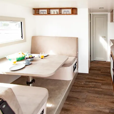 Botel Hausboot *
